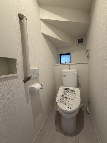 《仲介手数料無料》久喜市青葉３丁目5-5新築一戸建てグラファーレのトイレ|1階