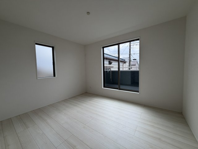 《仲介手数料無料》久喜市青葉３丁目5-5新築一戸建てグラファーレの洋室|2階 7.25帖 南側