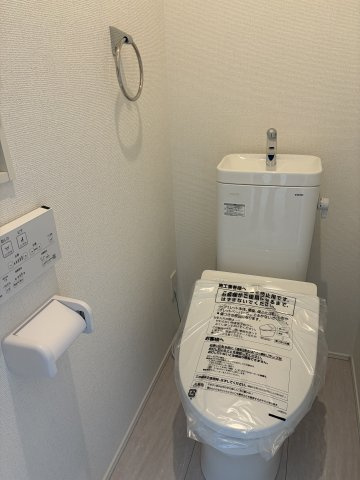 《仲介手数料無料》久喜市青葉３丁目5-5新築一戸建てグラファーレのトイレ|2階