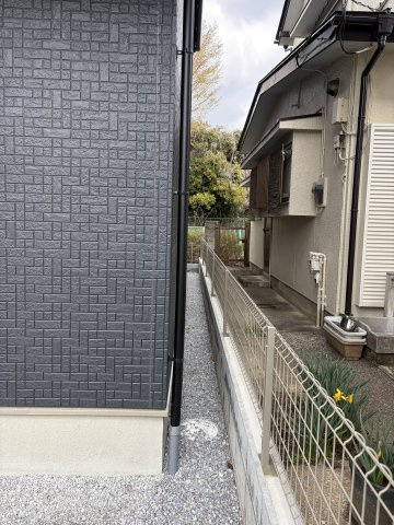 《仲介手数料無料》久喜市青葉３丁目5-5新築一戸建てグラファーレの外観|東側隣地との境界