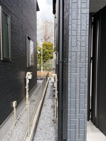 《仲介手数料無料》久喜市青葉３丁目5-5新築一戸建てグラファーレの外観|西側隣地との境界