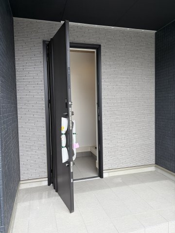 《仲介手数料無料》久喜市青葉３丁目5-5新築一戸建てグラファーレの玄関