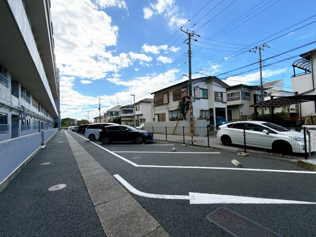 千葉市花見川区作新台８丁目の賃貸マンションの駐車場