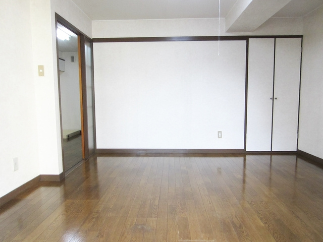 三浦ビルの寝室|ゆとりの広さの居室です