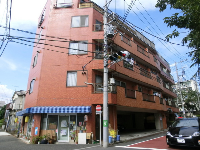 三浦ビルの外観|タイル張りの外観です。