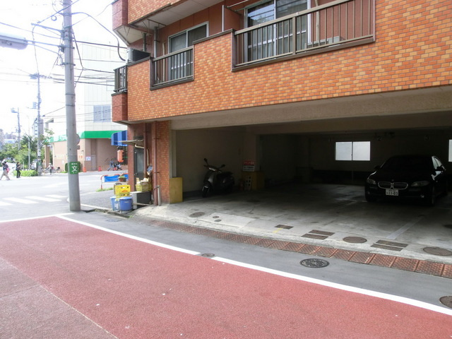 三浦ビルのその他共用部分|屋根付き駐車場あります。