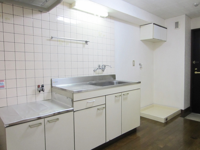 三浦ビルのキッチン|収納もこの通り！広いキッチンです♪