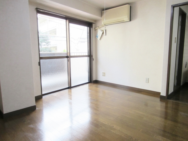 三浦ビルの居間・リビング|明るく開放的な居室です