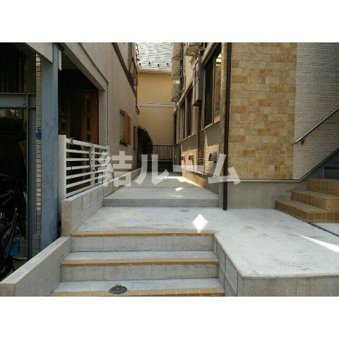 北区滝野川３丁目のアパートのエントランス