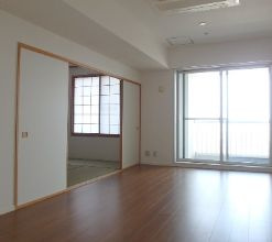 【居間・リビング】 | リバーサイド隅田セントラルタワー | こちらのリビングで趣味の時間をお楽しみください