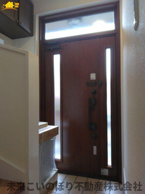 【玄関】 | さいたま市北区宮原町4丁目中古戸建て | 内側から見た玄関はとても開放感があり、気持ちよくお出かけができます。
収納もしっかりあるので家族の靴をきちんと片づけておけます。