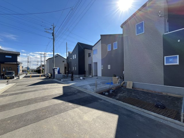 新築一戸建　飯能市双柳　全11棟　②号棟の前面道路含む現地写真