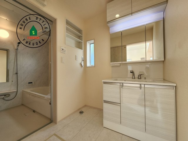 福岡市東区高美台3丁目第2-2棟（1号棟）の脱衣所|ゆとりの洗面スペースで朝の身支度もスムーズに。暮らしを快適に変えるシャワー付洗面台です！