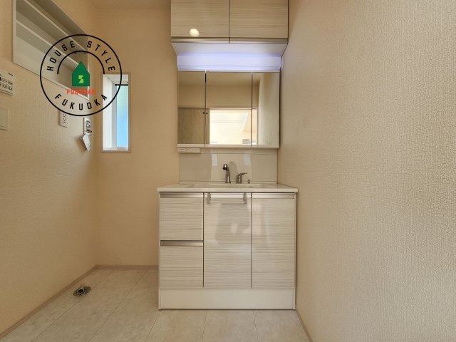 福岡市東区高美台3丁目第2-2棟（1号棟）の独立洗面台|毎日使うものだから清潔な空間を保ちたい水回り。洗面にはそんな願いを解消させてくれる収納アイデアが満載です。三面鏡の裏側にはキャビネットが現れ小物から背の高い物まで収納できます。