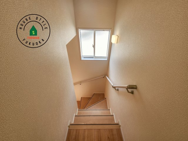 福岡市東区高美台3丁目第2-2棟（1号棟）の内装|＜手すり付階段＞手すりがないと階段の昇り降りで危険なことはもちろん、壁に手をつきながら歩くことで壁紙が汚れやすくなります。すべての方に快適に昇り降りしていただくため、手すりを設置しました。