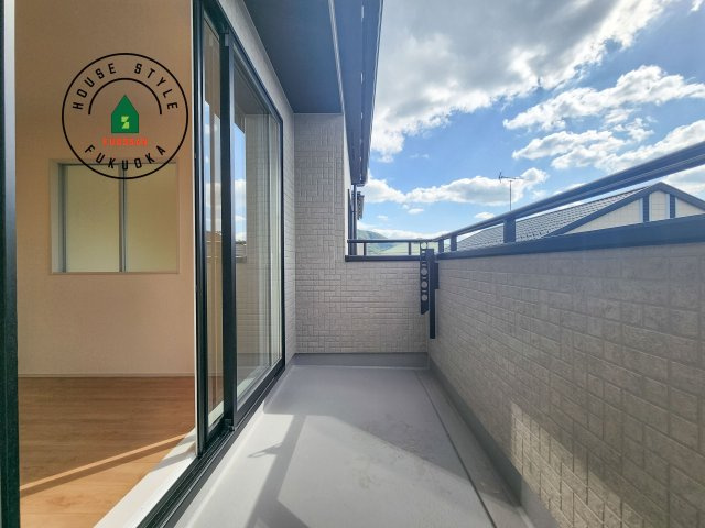 福岡市東区高美台3丁目第2-2棟（1号棟）のバルコニー|風をしっかりと感じられるバルコニーでは、毎日が洗濯日和です。広々としているので洗濯も楽しくなるでしょうし、気分転換にバルコニーからの眺めを楽しむのもいいでしょう。