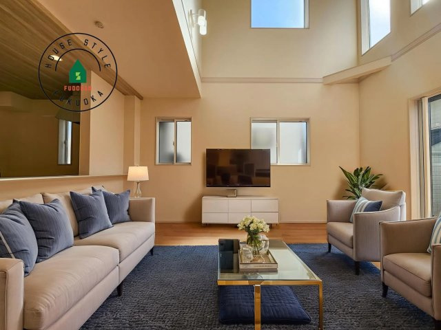 福岡市東区高美台3丁目第2-2棟（1号棟）の居間・リビング|明るく開放的なリビングダイニングは豊かな陽光が注ぎ込み、やすらぎの空間を演出してくれます。ご家族で楽しいひとときをお過ごし下さい。※家具はCGを合成したものです。