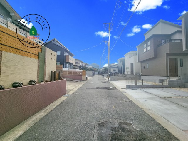 福岡市東区高美台3丁目第2-2棟（1号棟）の前面道路含む現地写真|前面道路は閑静な住宅地をはしる車通りの少ない道路。お車の出し入れが苦手なママや小さなお子様にも安心ですね。しっかり舗装もされているので、ベビーカーや自転車で通っても快適に通行できます。前面道路です。