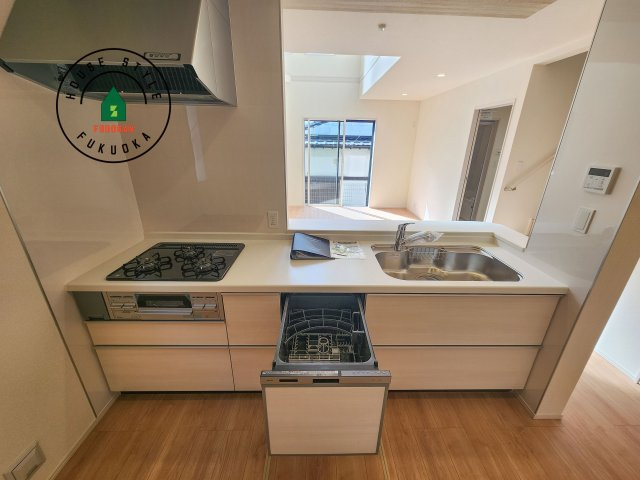 福岡市東区高美台3丁目第2-2棟（1号棟）のキッチン|ご家族を近くに感じられる対面キッチンのLDK。会話もはずみそうですね。