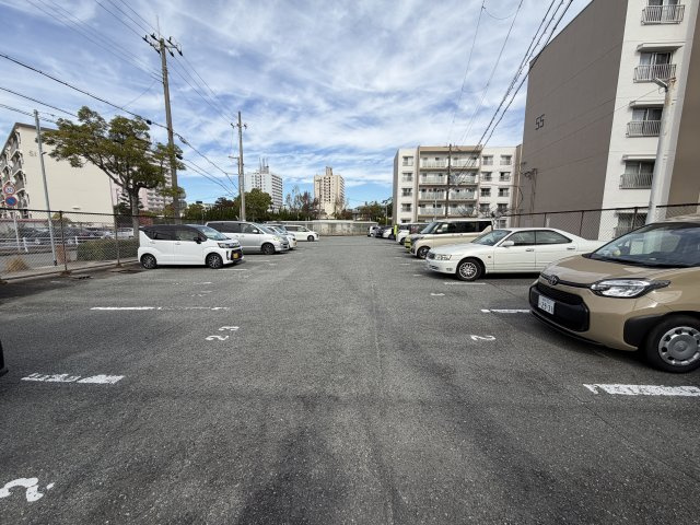 高倉台11団地57号棟の駐車場