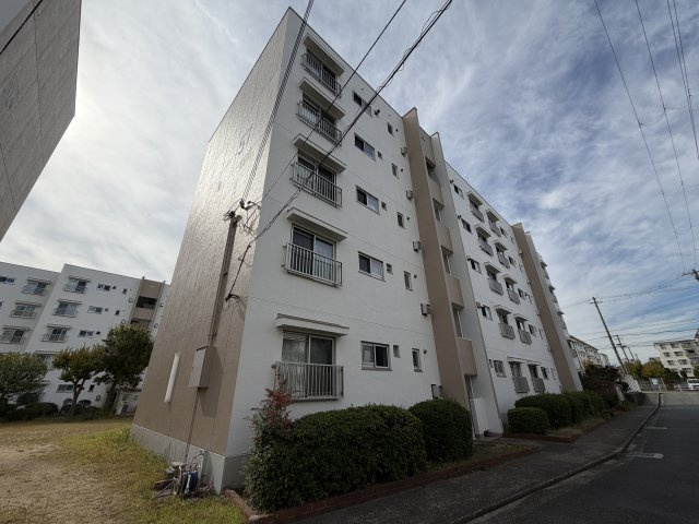 高倉台11団地57号棟の外観