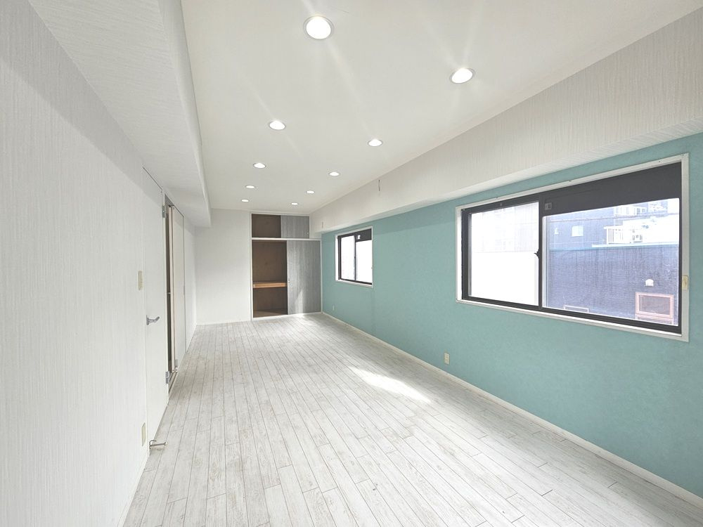 ユニパリス柏駅前の居間・リビング|角部屋で明るい室内