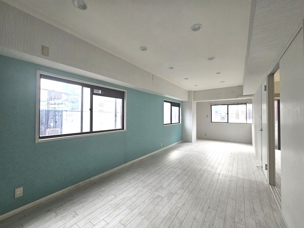 ユニパリス柏駅前の居間・リビング|現在アクセントクロス仕様となっています