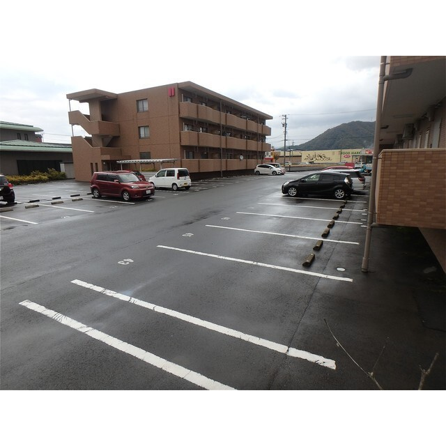 ハートフル　アヴァンツァーレの駐車場