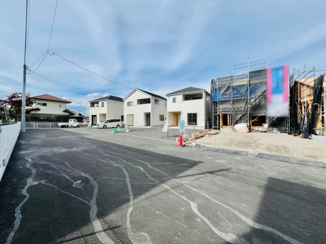 前橋市下細井町の前面道路含む現地写真|前面道路敷地内で駐車も安心♪