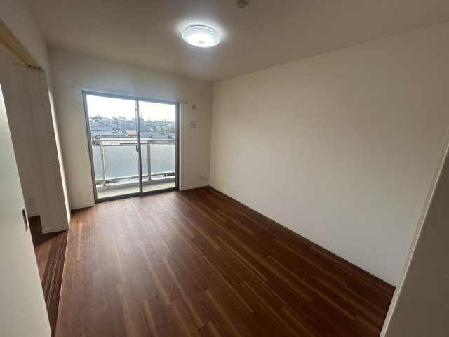 レガーロ旭町の居間・リビング|洋室7.4帖☆収納たっぷりのクローゼットがあります♪