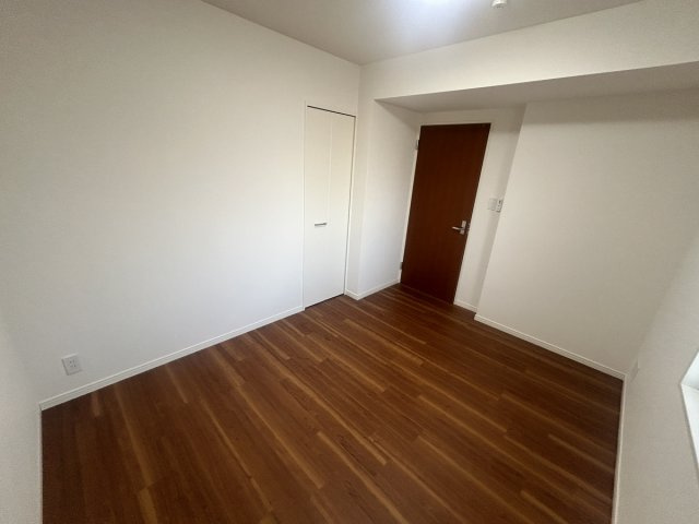 レガーロ旭町の居間・リビング|玄関脇の洋室6帖です☆