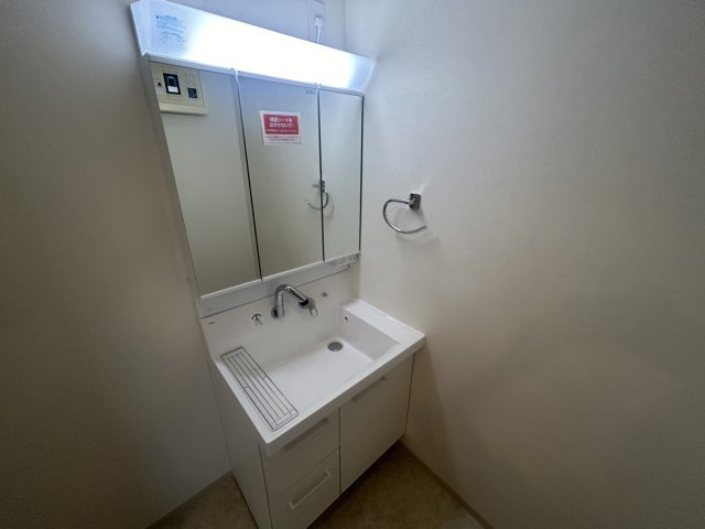 レガーロ旭町の洗面所|便利な三面鏡☆収納スペースもあります♪