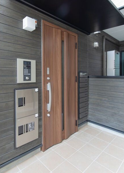 DEVELD栄生　WESTのエントランス