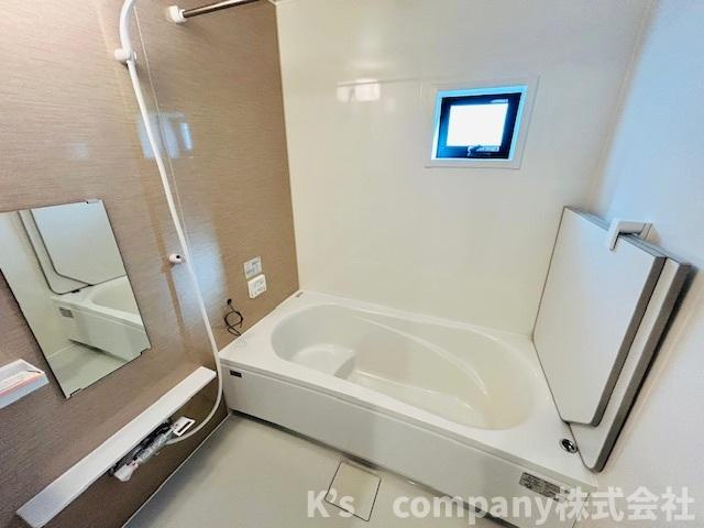 茅ヶ崎市松が丘2丁目　新築戸建　1号棟の浴室|温かい色合いのアクセントパネルが使用されており、心地の良い浴室スペースです◇
