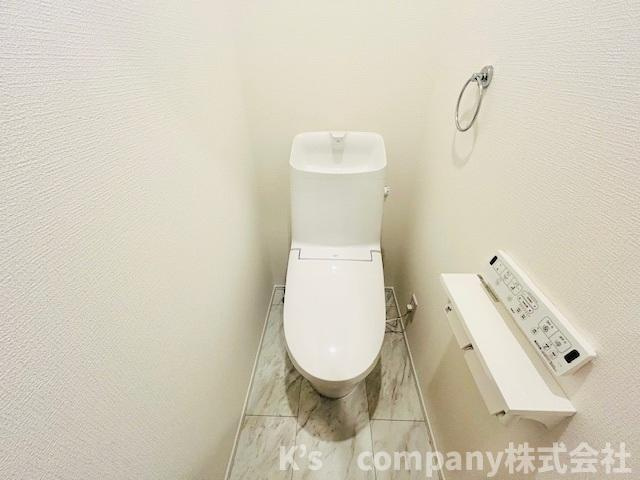 茅ヶ崎市松が丘2丁目　新築戸建　1号棟のトイレ|白を基調とした清潔感のあるトイレ◇