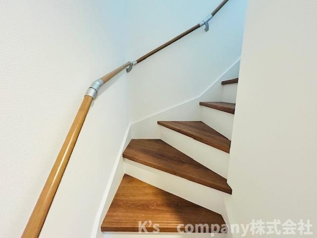 茅ヶ崎市松が丘2丁目　新築戸建　1号棟の内装|手すり付きの階段☆小さなお子様やご年配の方にも安心の仕様です◇
