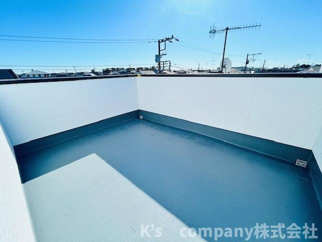 茅ヶ崎市松が丘2丁目　新築戸建　1号棟のバルコニー|固定階段で上がることのできるルーフバルコニー☆夏のお子様のプールを設置したり、休日にご家族でBBQ等を楽しむこともできます♪