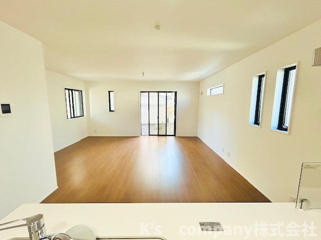茅ヶ崎市松が丘2丁目　新築戸建　1号棟の居間・リビング|たくさんの窓から暖かい日差しが差し込みます♪