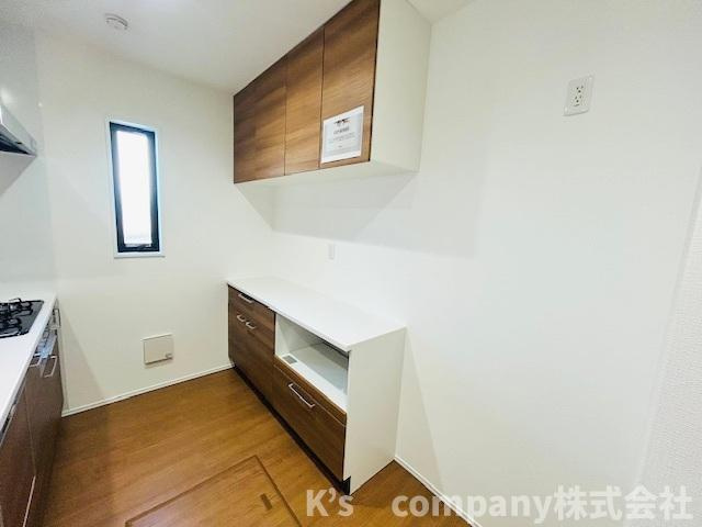 茅ヶ崎市松が丘2丁目　新築戸建　1号棟の収納|備え付けのカップボードと吊戸棚収納付き◇キッチンをスッキリと片付けられます☆
