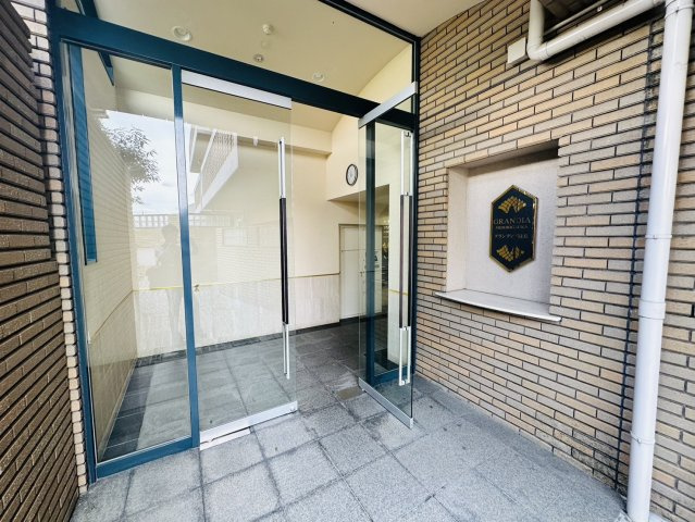 グランディア緑丘のエントランス