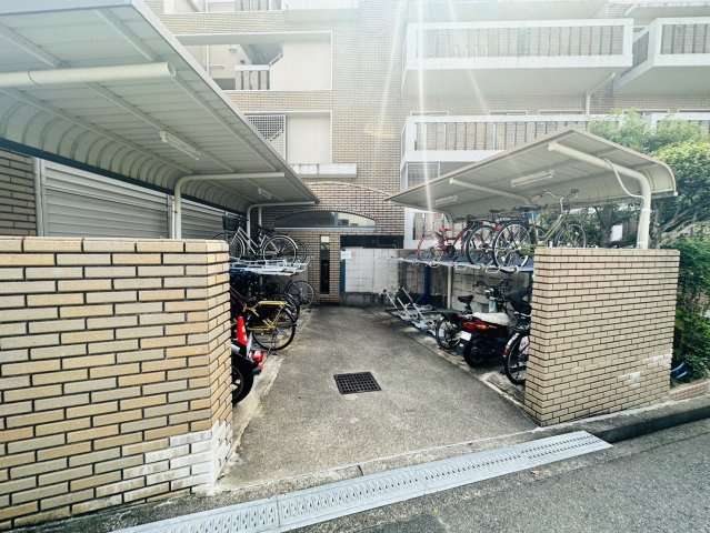 グランディア緑丘の駐車場