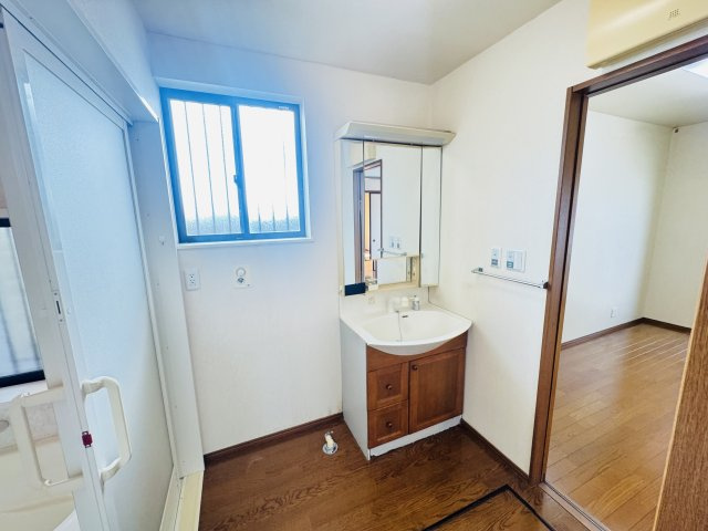 前橋市昭和町　中古平屋住宅の独立洗面台|母屋