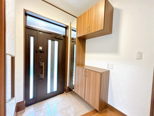ふじみ野市鶴ケ岡３丁目の中古一戸建の玄関|たっぷり収納できるシューズボックスで玄関まわりをスッキリと整理することができます。
姿見鏡付のシューズボックスでお出かけ前の身だしなみチェックもバッチリです。
