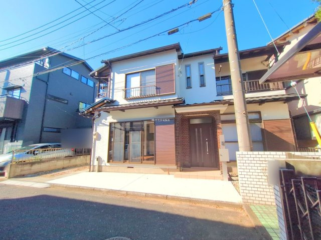 ふじみ野市鶴ケ岡３丁目の中古一戸建の外観|リフォーム済、4LDK＋カースペース2台の一戸建て。
南東側道路につき陽当たり良好です。
資料請求や現地案内など、お気軽にお問い合わせください。