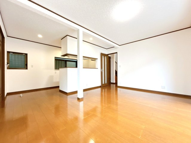 ふじみ野市鶴ケ岡３丁目の中古一戸建の居間・リビング|南東側からの採光が入る明るいリビングです。