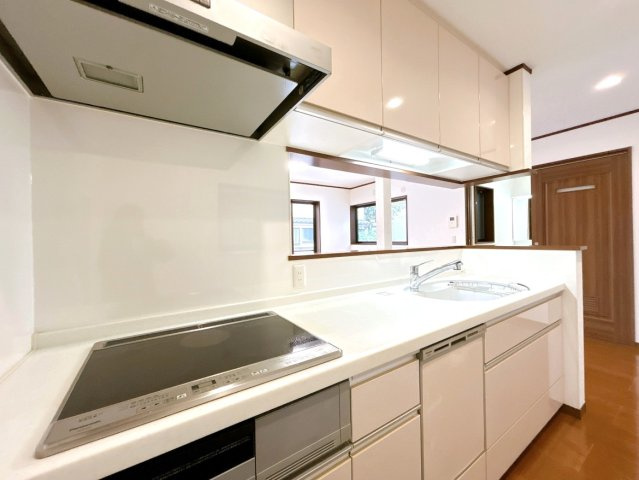 ふじみ野市鶴ケ岡３丁目の中古一戸建のキッチン|キッチンコンロはIHクッキングヒーターのため火を使わず安心です。
吊戸棚付きでたっぷりの収納があります。