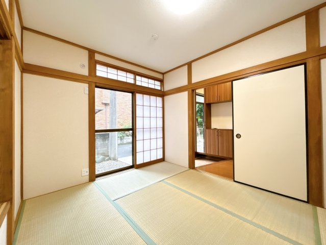 ふじみ野市鶴ケ岡３丁目の中古一戸建の和室|1階6帖の和室です。
玄関からアクセスしやすいため、客間としてもご利用いただけます。