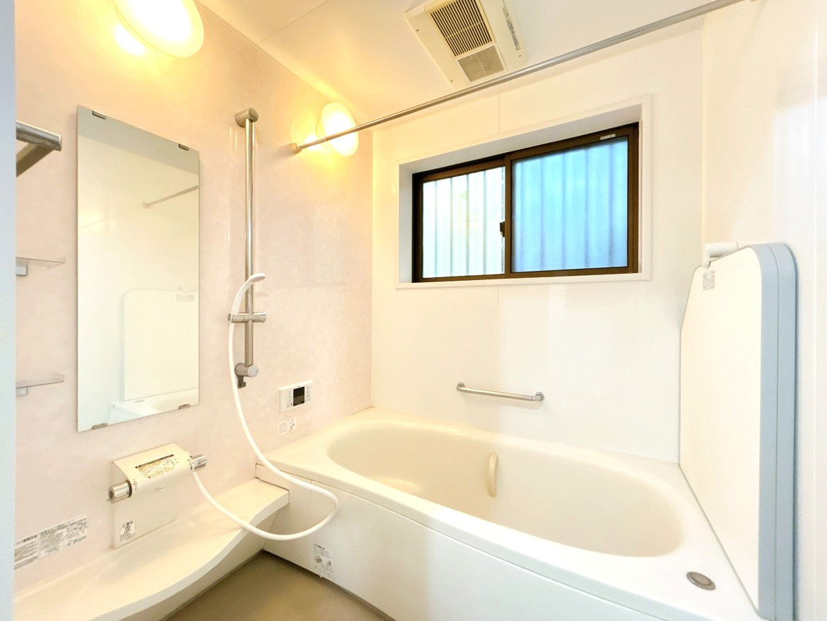 ふじみ野市鶴ケ岡３丁目の中古一戸建の浴室|1坪タイプのゆったりとしたお風呂で一日の疲れを癒してください。
浴室乾燥機つきで雨の日にお洗濯物を乾かせて便利です。