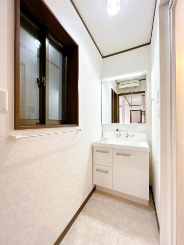 ふじみ野市鶴ケ岡３丁目の中古一戸建の洗面所|三面鏡つきの洗面台。ミラーキャビネットになっているので歯ブラシや洗顔、ヘア用品などたっぷり収納できてスッキリとお使いいただけます。