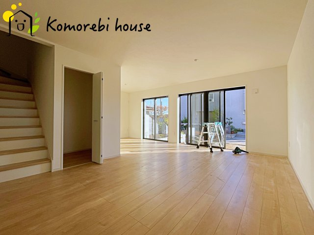 さいたま市西区西大宮　3期　新築一戸建て　KEIAI GRACE　01の居間・リビング|収納力抜群のパントリー付き。日用品や食材をすっきり収納でき、リビングも常に美しく保てます。